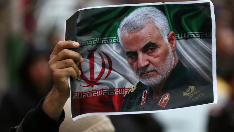 Иранец держит фотографию покойного генерала Касема Сулеймани. 4 янв 2020