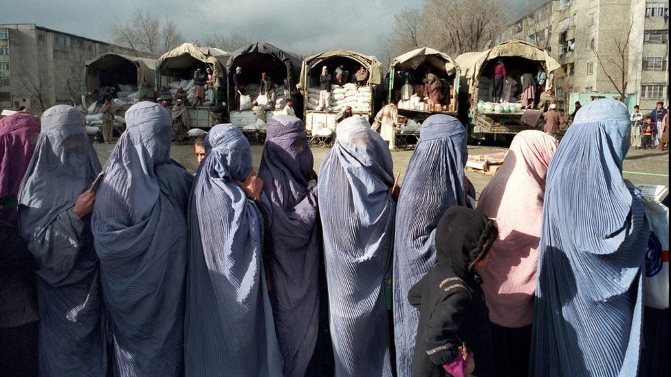 Mujeres vistiendo burkas en Afganistán.