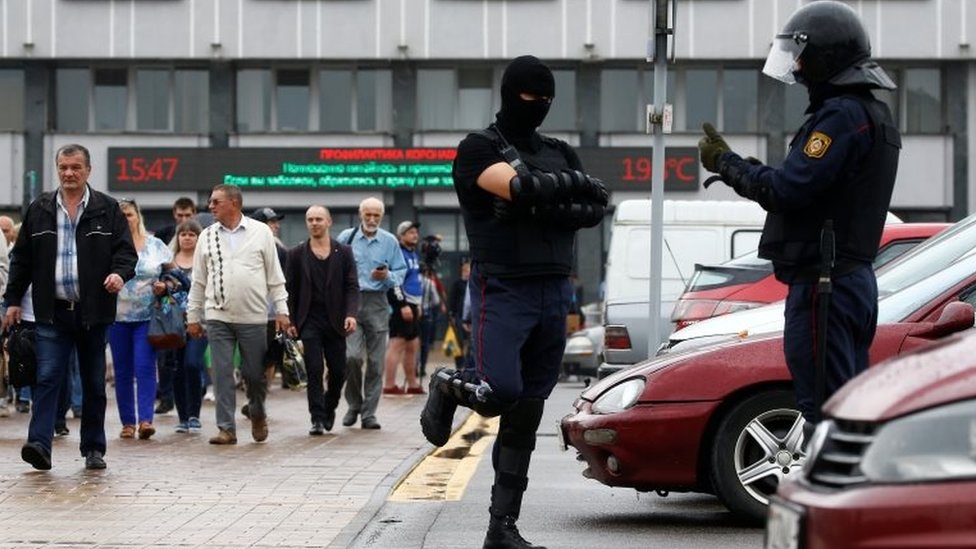 Милиция дежурит возле Минского тракторного завода в связи с протестом против результатов президентских выборов, 19 авг 2020 г.