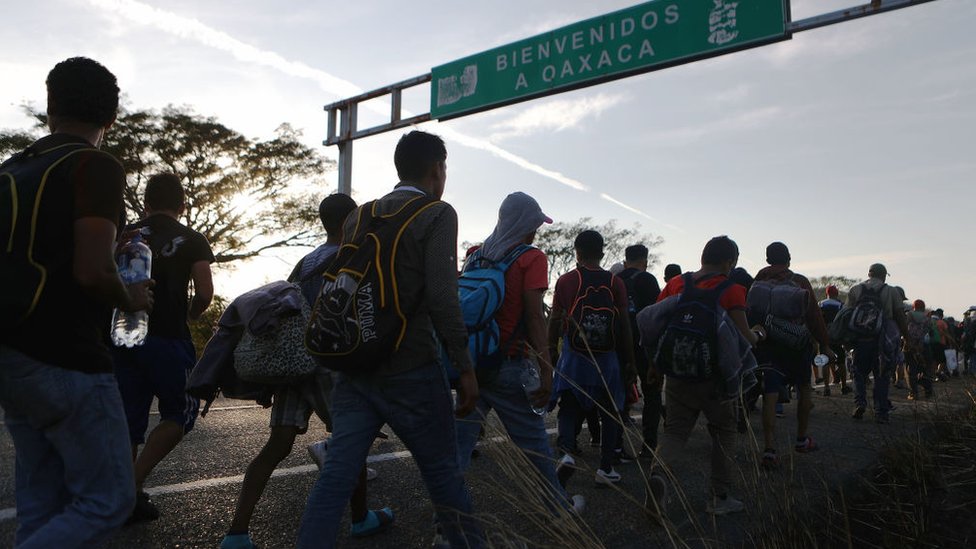 Inmigrantes cruzando al estado mexicano de Oaxaca.