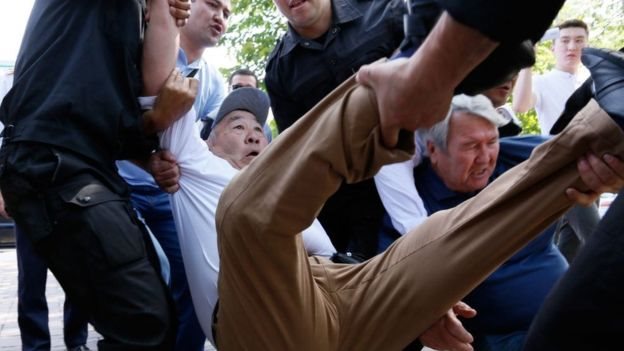 Kazakistan'da bir protestoya polis müdahale ediyor