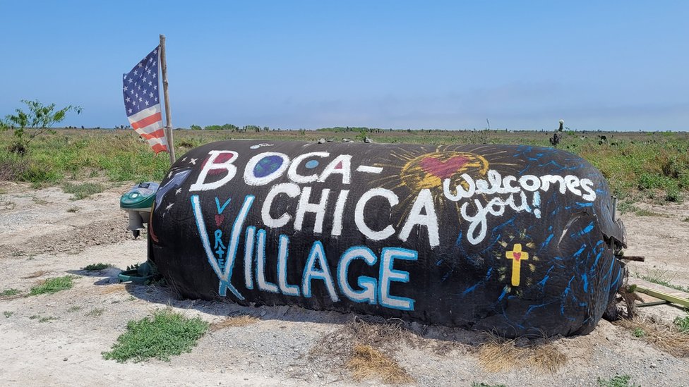 Boya con el mensaje de bienvenida a Boca Chica Village