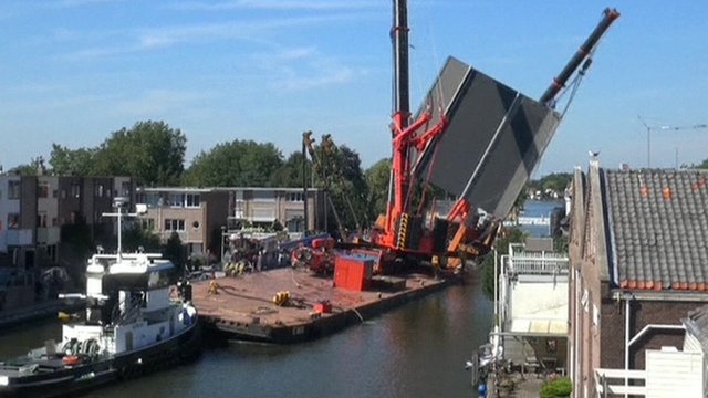 Dutch cranes collapse in Alphen aan den Rijn BBC News