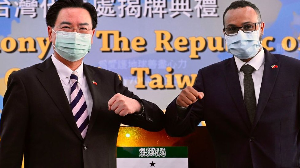 Mohamed Hagi (kanan), perwakilan Somaliland di Taiwan, bersama Menteri Luar Negeri Taiwan Joseph Wu saat upacara pembukaan kantor perwakilan Somaliland di Taipei pada 9 September 2020.