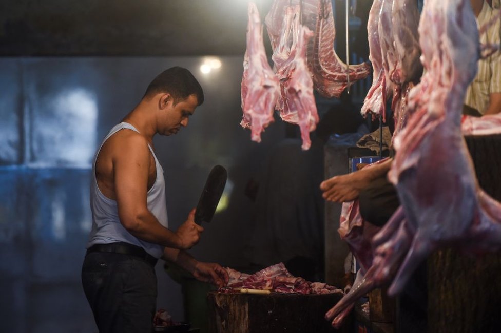 Un carnicero en un mercado local de Bombay, 23 de enero 23 2020