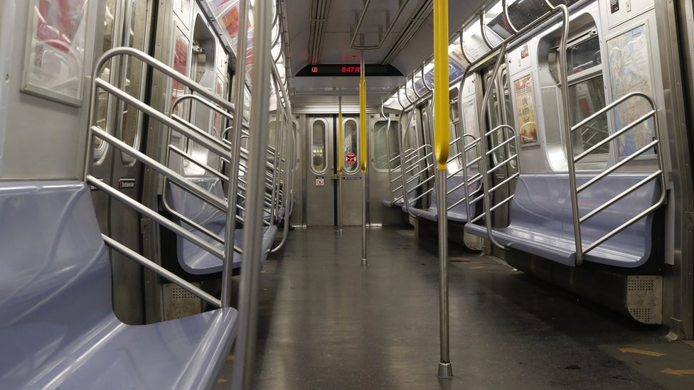 مترو نيويورك خال في وقت الذروة