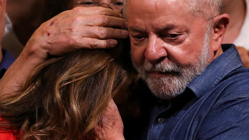 Lula abraça mulher, Janja