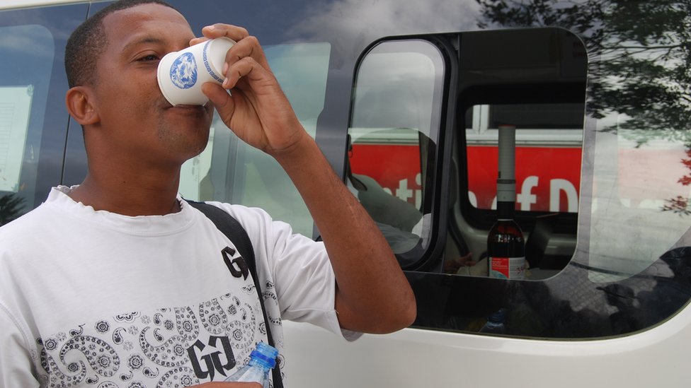 Джед Лесперанс принимает метадон в мобильной клинике на Сейшельских островах
