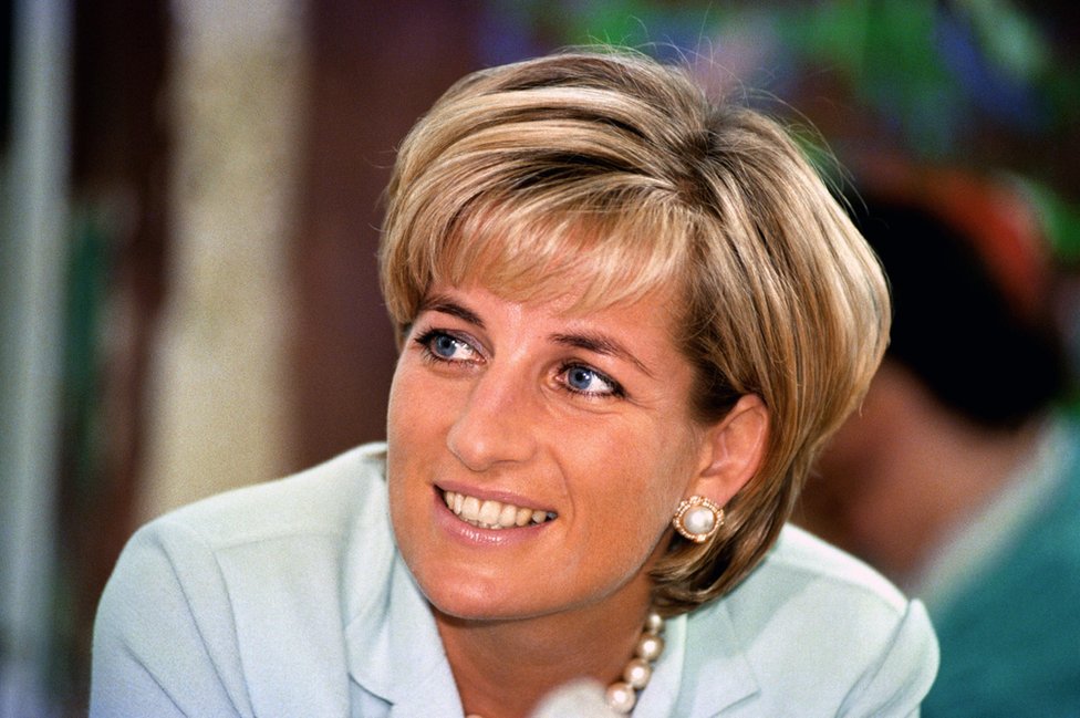 Primer plano de la princesa Diana con media sonrisa