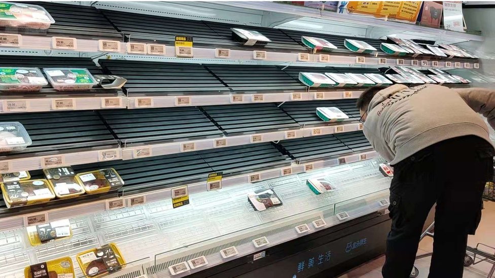 在超市，有些商品短缺。