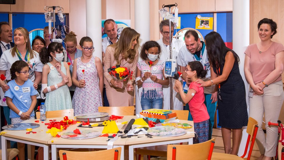 Первая леди США Мелания Трамп (C) позирует с пациентами и сотрудниками во время посещения детской больницы королевы Фабиолы в кулуарах саммита НАТО (Организации Североатлантического договора) 25 мая 2017 года в Брюсселе.