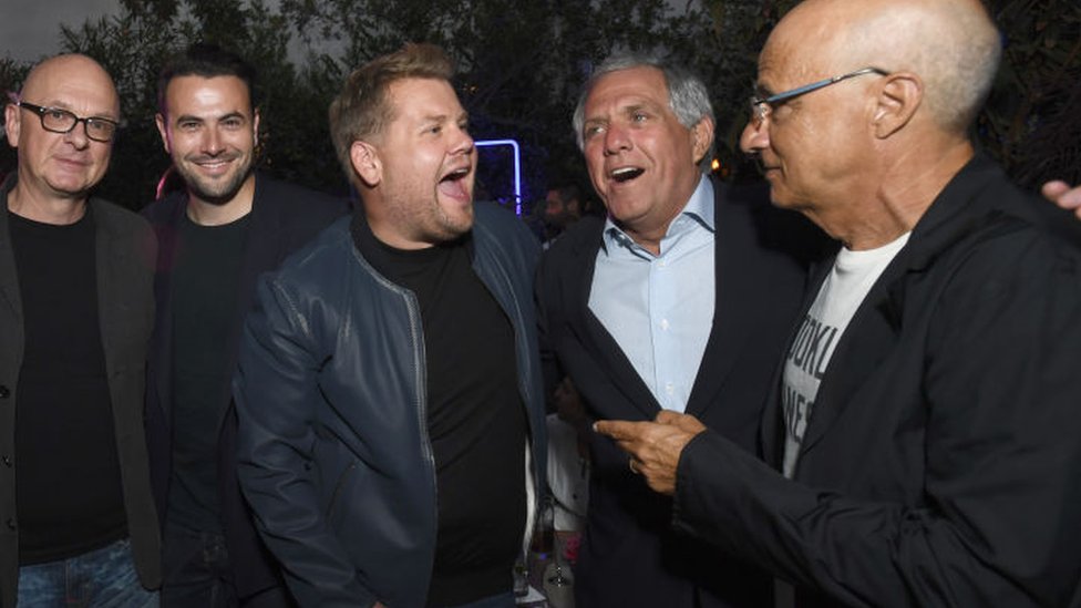 Moonves (segundo a la derecha) cantando con James Corden, presentador de un programa de charla de CBS.