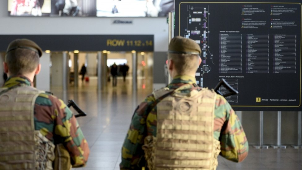 Бельгийская полиция принимает участие в операции в брюссельском аэропорту Завентем, 18 ноября