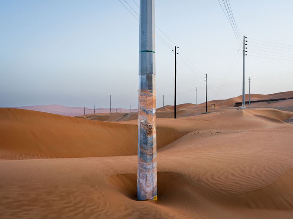 Un poste de telégrafo se encuentra en la arena del desierto