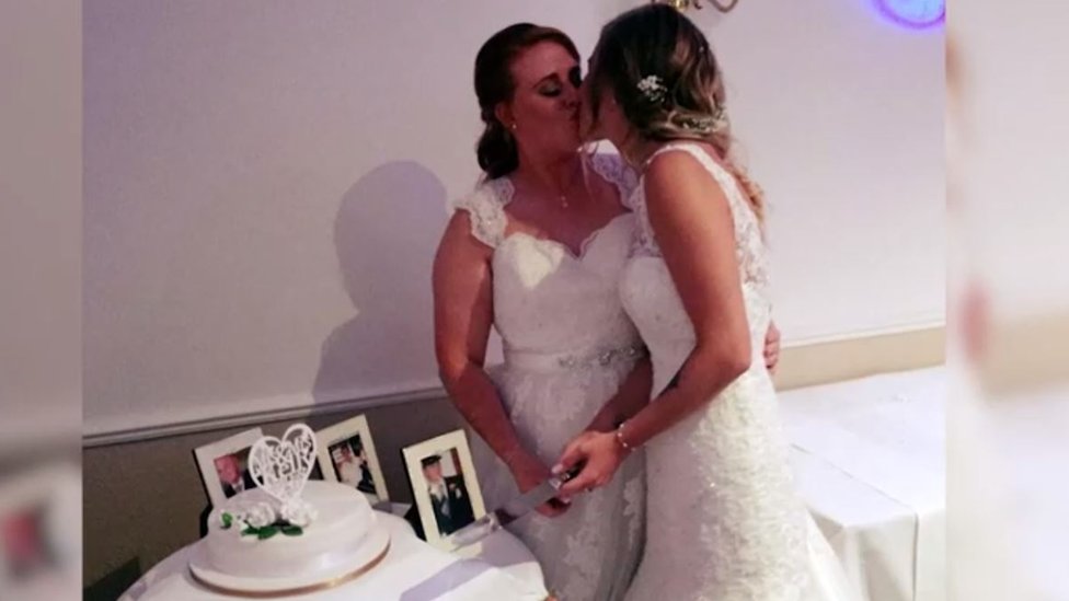 Poco después de operarse, Hannah pudo comer su pastel de bodas. Hannah y su esposa Stacey se besan en el momento de partir el pastel el día de su boda.