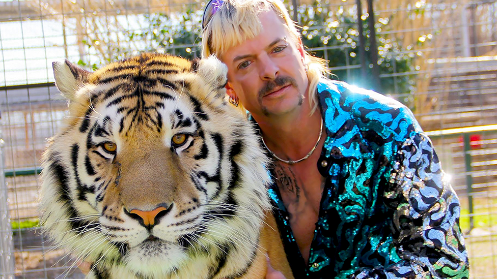 Joe Exotic con un tigre