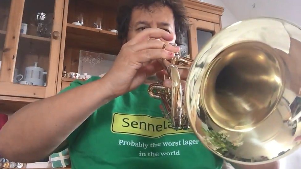 Джеймс Ли играет на трубе