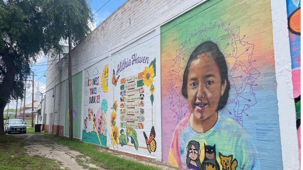 El mural que se pintó en homenaje a Alithia en la ciudad de Uvalde, en el estado de Texas.