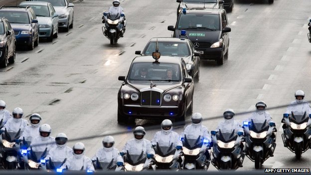 Полицейские сопровождают лимузин с Королевой