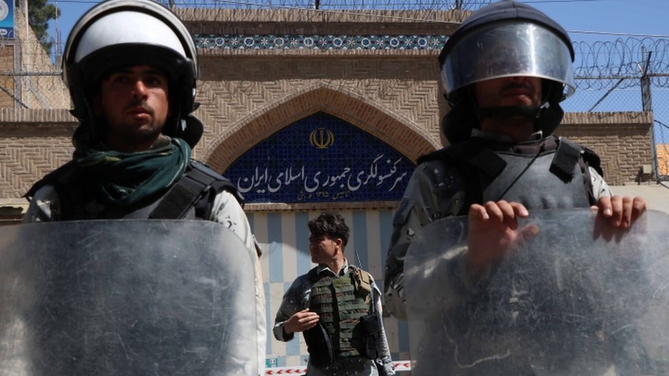 قوات مكافحة الشغب في أفغانستان أثناء تظاهرة أمام السفارة الإيرانية
