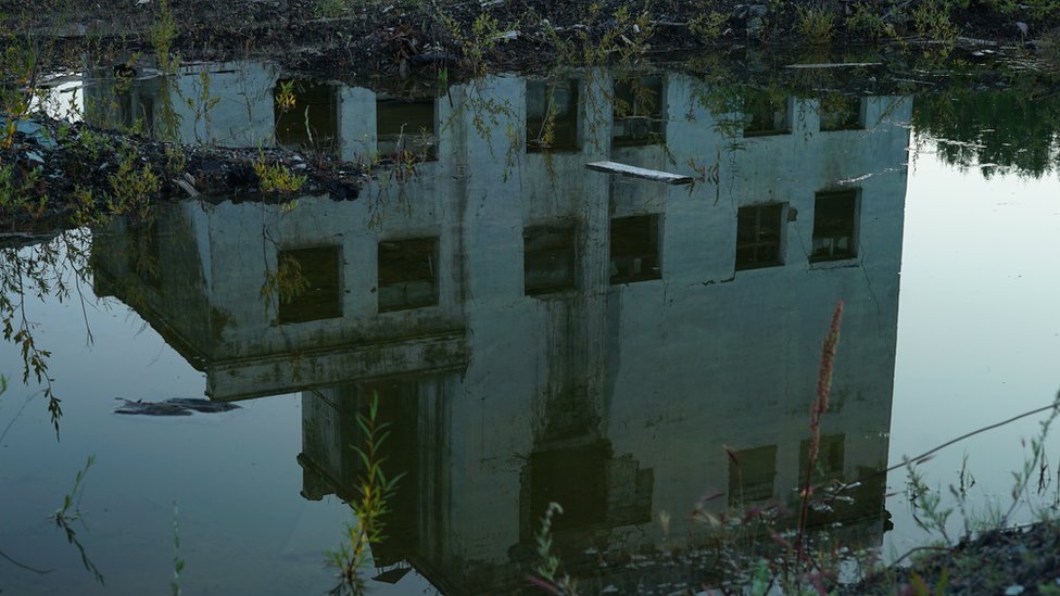Cuando las minas cerraron, la gente empezó a abandonar la ciudad. (Crédito: Paul Harris). Reflejo de una mina de Kadykchan