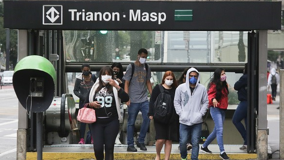 Saída do metrô Trianon-Masp, com pessoas usando máscara