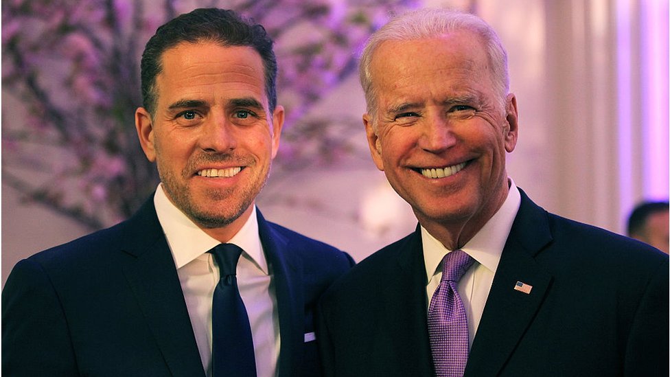 Joe Biden (derecha) y su hijo Hunter Biden