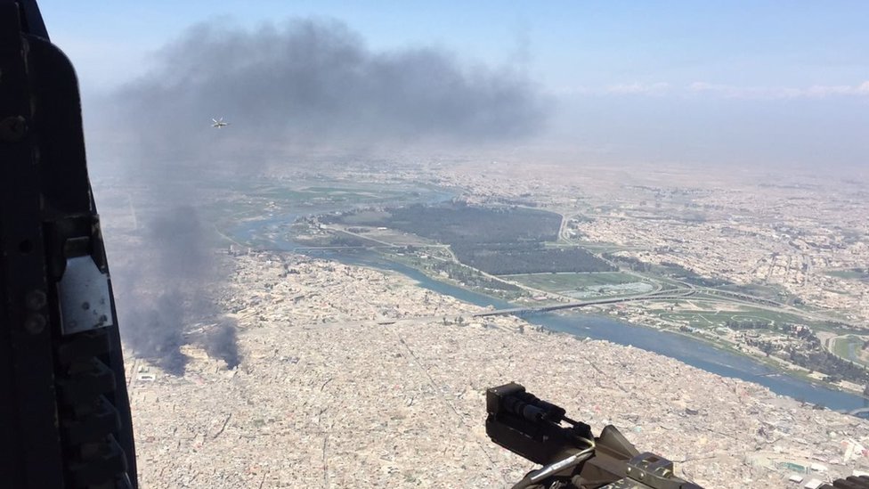 Se estima que en Mosul quedan unos 2.000 yihadistas de Estado Islámico, pero resulta difícil aislarles de la población civil de la ciudad. A plume of black smoke is seen above Mosul