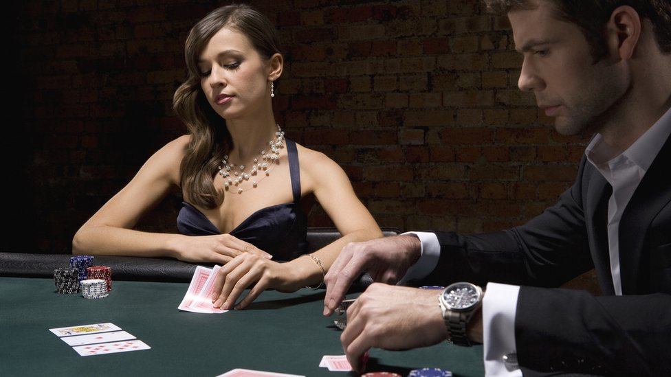 Un hombre y una mujer jugan al póker