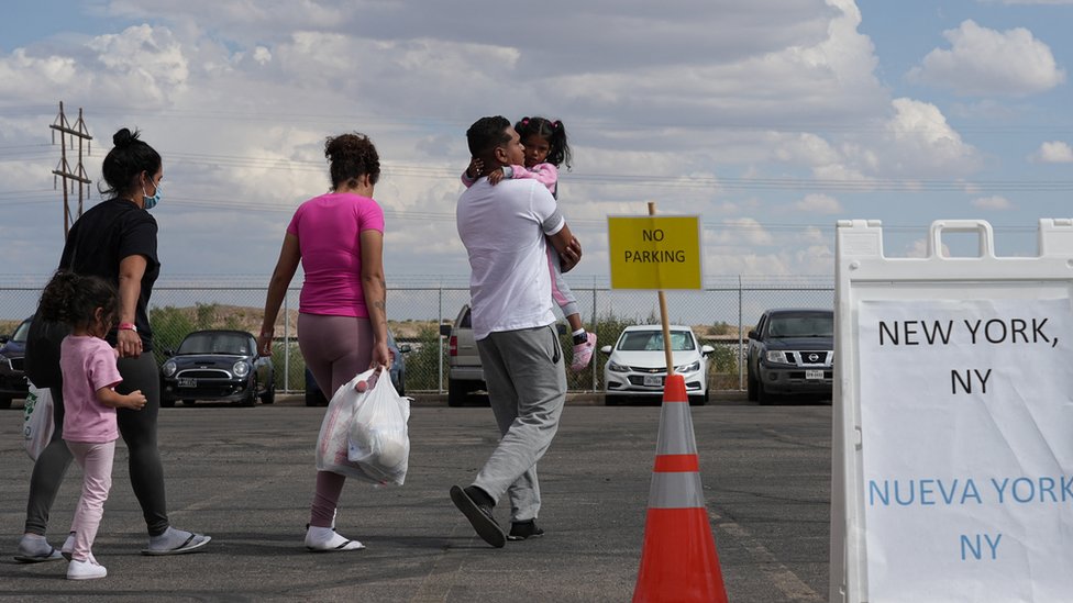Migrantes abordan autobuses en El Paso.
