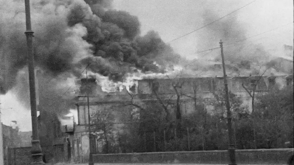 Fotografia mostra um incêndio na rua Nalewki próximo ao Parque Krasinski durante a evacuação do gueto por volta de 20 de abril de 1943