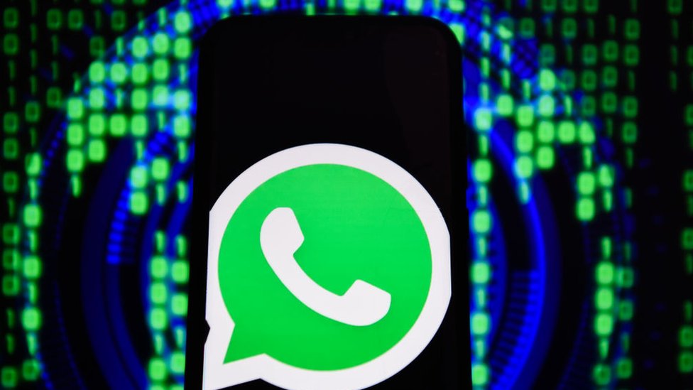 Logo de WhatsApp en un teléfono.