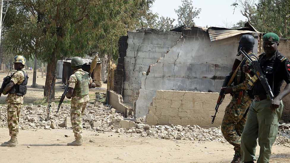 Autoridades nigerianas en una aldea atacada por Boko Haram en 2016.