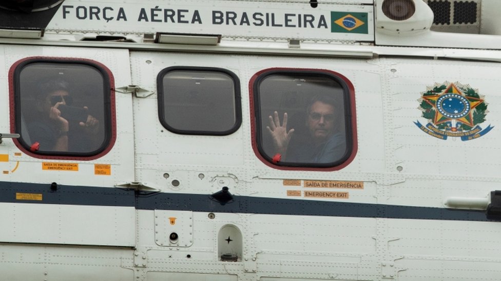 Jair Bolsonaro sobrevoa protesto na Esplanada dos Ministérios, em Brasília