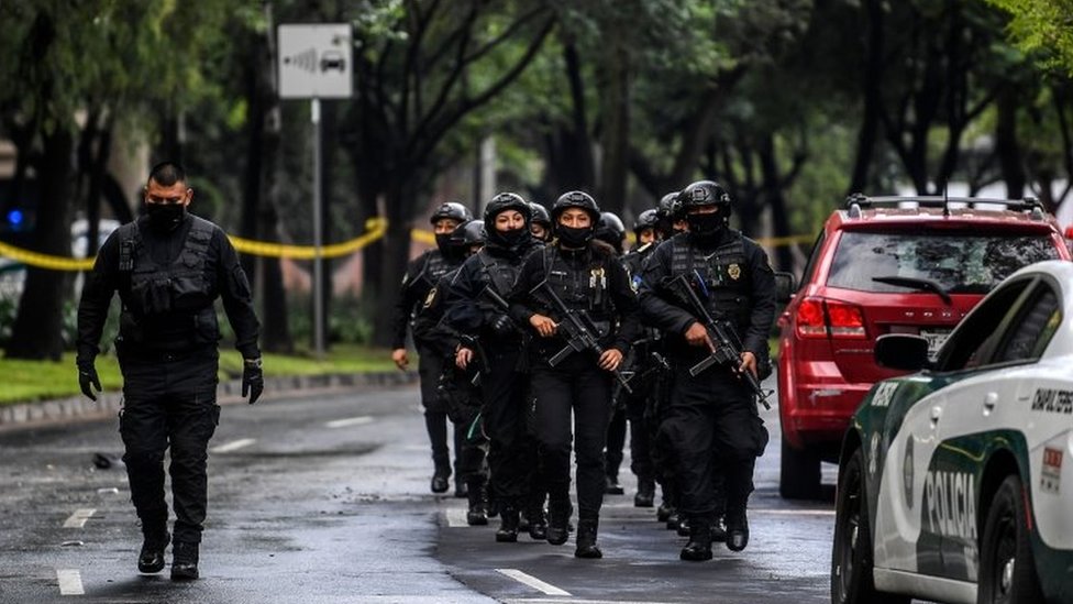 Офицеры полиции развернуты после того, как министр общественной безопасности Мехико Омар Гарсия Харфух был ранен в результате нападения в Мехико 26 июня 2020 года.