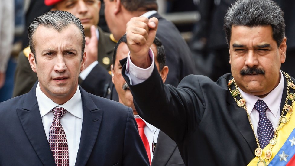 Президент Венесуэлы Николас Мадуро (R) и вице-президент Тарек Эль-Айссами приветствуют сторонников в Верховном суде Каракаса 15 января 2017 г.