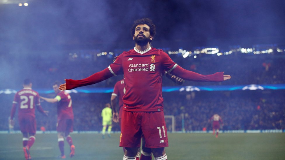 محمد صلاح يحتفل مع الجماهير بأحد أهدافه