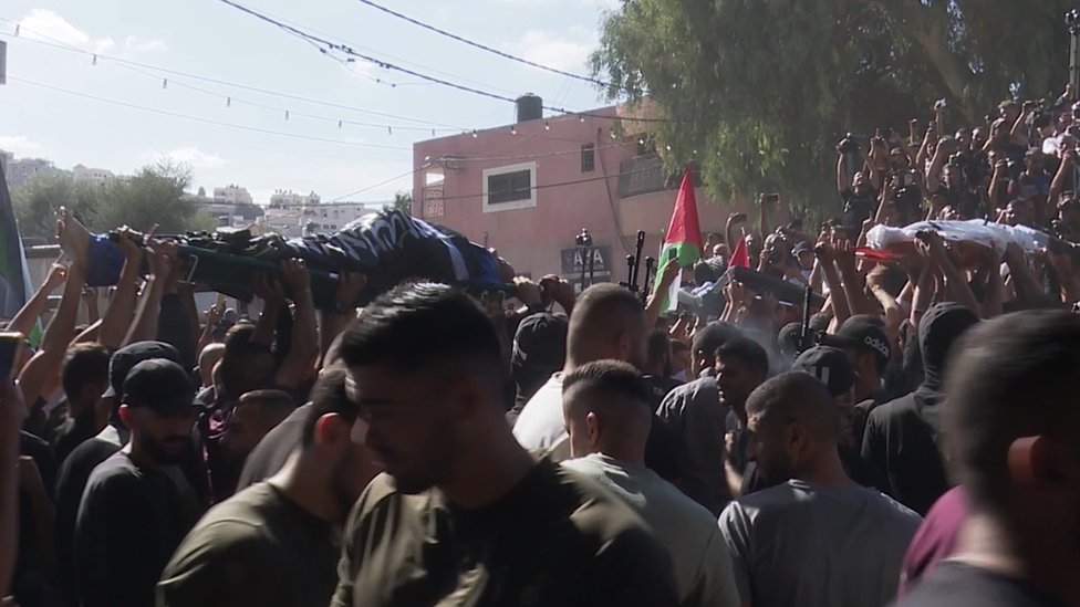 Muškarci na ulicama i puške u vazduhu tokom sahrane članova oružane grupe u kampu za izbeglice Dženin