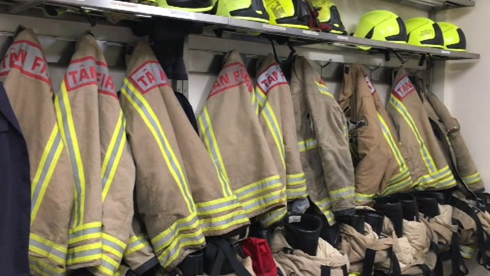 Куртки и каски пожарных