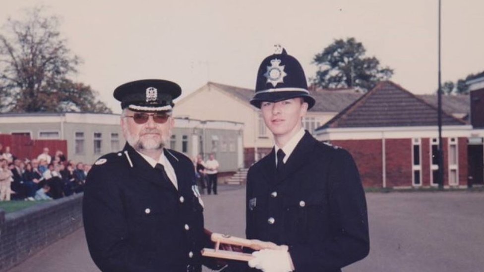 Али Ливингстон в полицейском колледже Эшфорда в 2001 году, когда он был награжден орденом Почета за то, что был лучшим учеником.