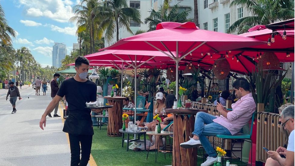 Camarero sirve mesas en Miami Beach.