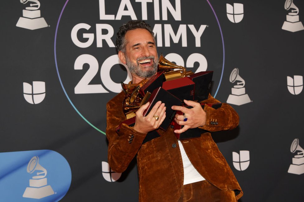 Jorge Drexler con sus premios de los Grammy Latinos en noviembre de 2023 en Las Vegas, Nevada, Estados Unidos.