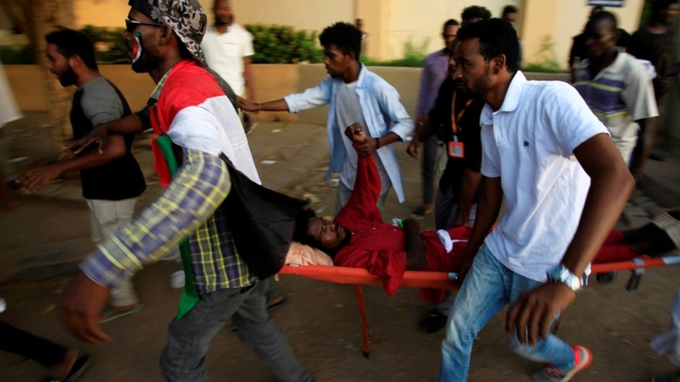 Суданский демонстрант ранен во время демонстрации на улице в центре Хартума, Судан, 15 мая 2019 г.