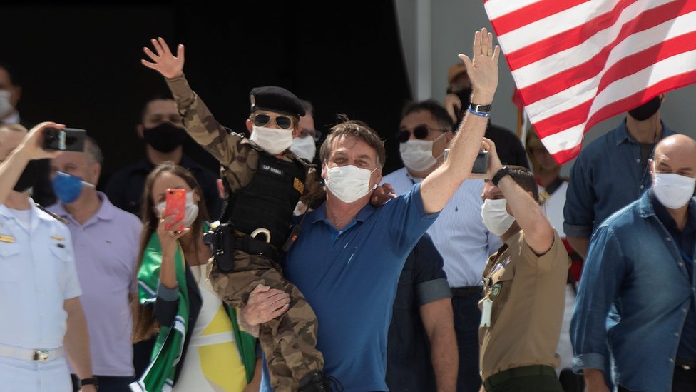 Президент Бразилии Жаир Болсонару (C) принимает участие в митинге со сторонниками в Бразилиа