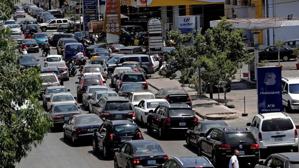 يقف اللبنانيون في طوابير طويلة حتى يحصلوا على الوقود في خضم وضع اقتصادي على شفا الانهيار