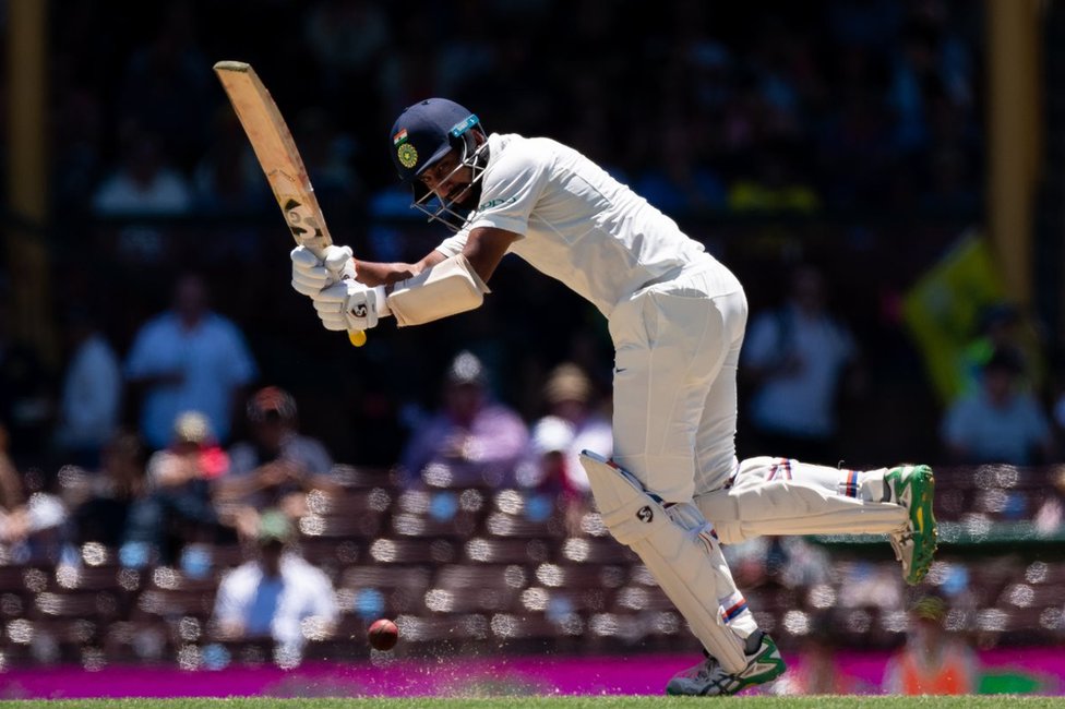 Индийский игрок с битой Четешвар Пуджара отбивает мяч во второй день четвертого и последнего теста по крикету против Австралии на Сиднейском стадионе 4 января 2019 года.