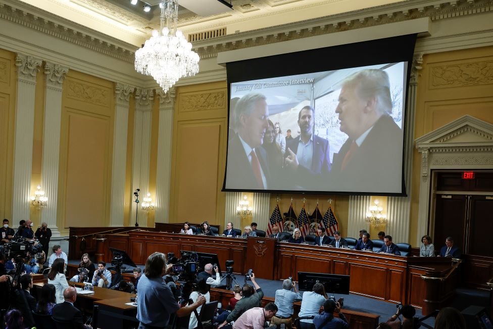 Donald Trump y Mark Meadows en una pantalla gigante desplegada en el congreso para las vistas sobre lo sucedido el 6 de enero.