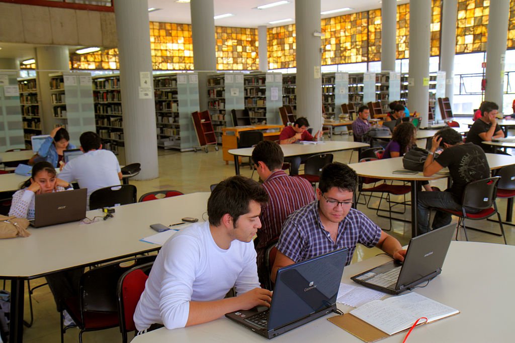 Estudiantes de la UNAM en la biblioteca