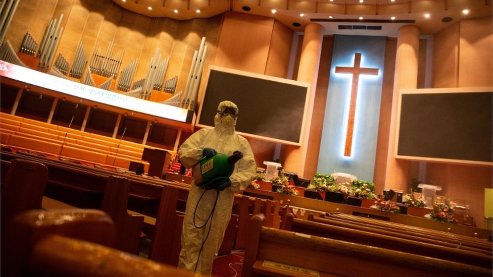 Funcionário desinfeta igreja na Coreia do Sul