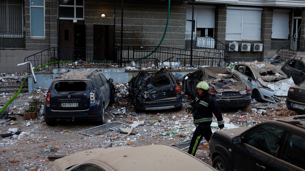 سيارات مدمرة في كييف، أوكرانيا. الصورة: 30 مايو/أيار 2023